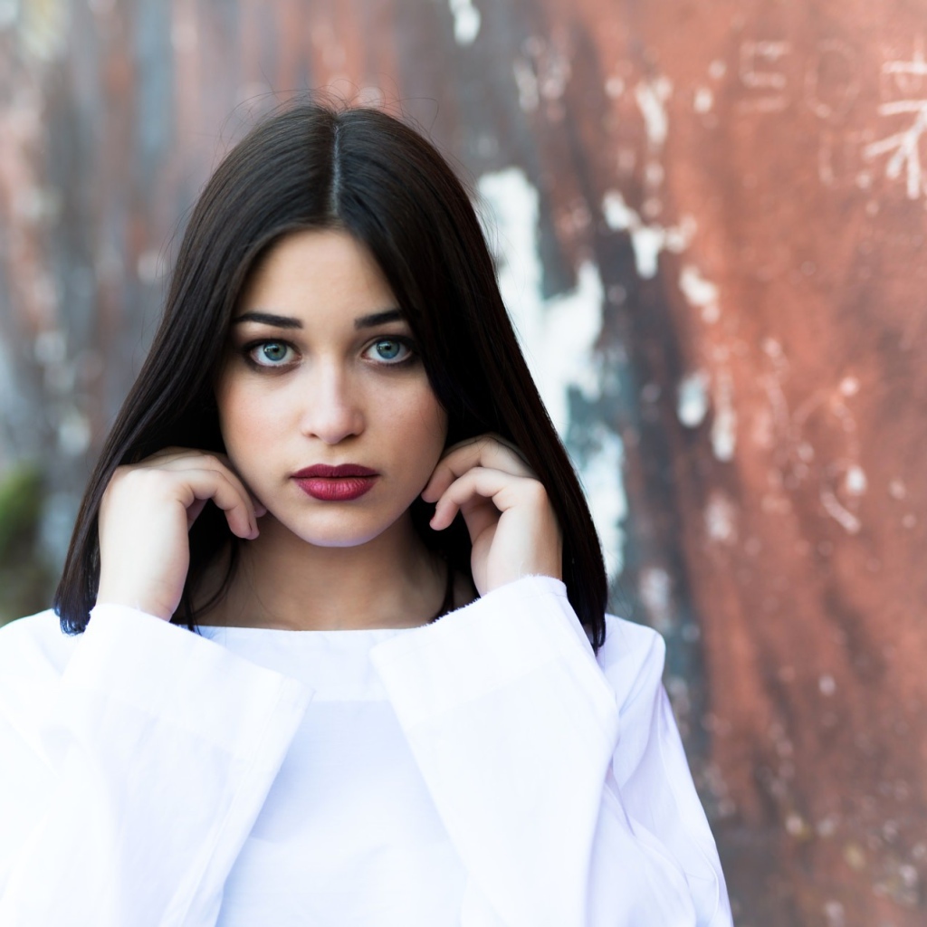 Молодая девушка с бордовыми губами в белом наряде 