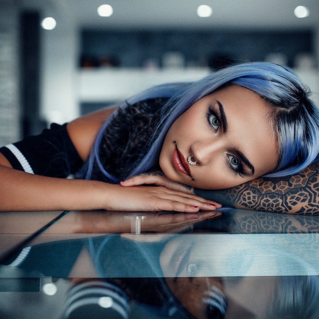 Девушка неформалка с татуировкой на руке 