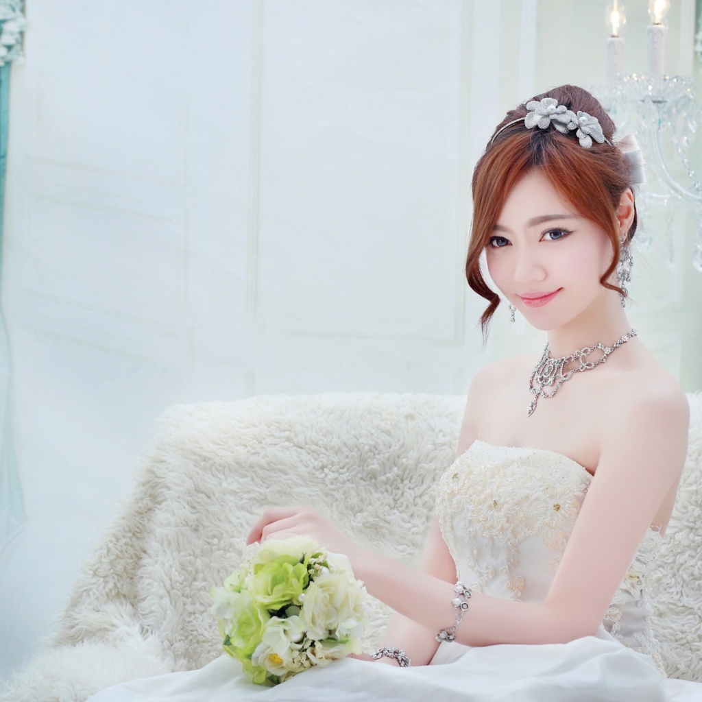 Девушка азиатка в белом свадебном платье 