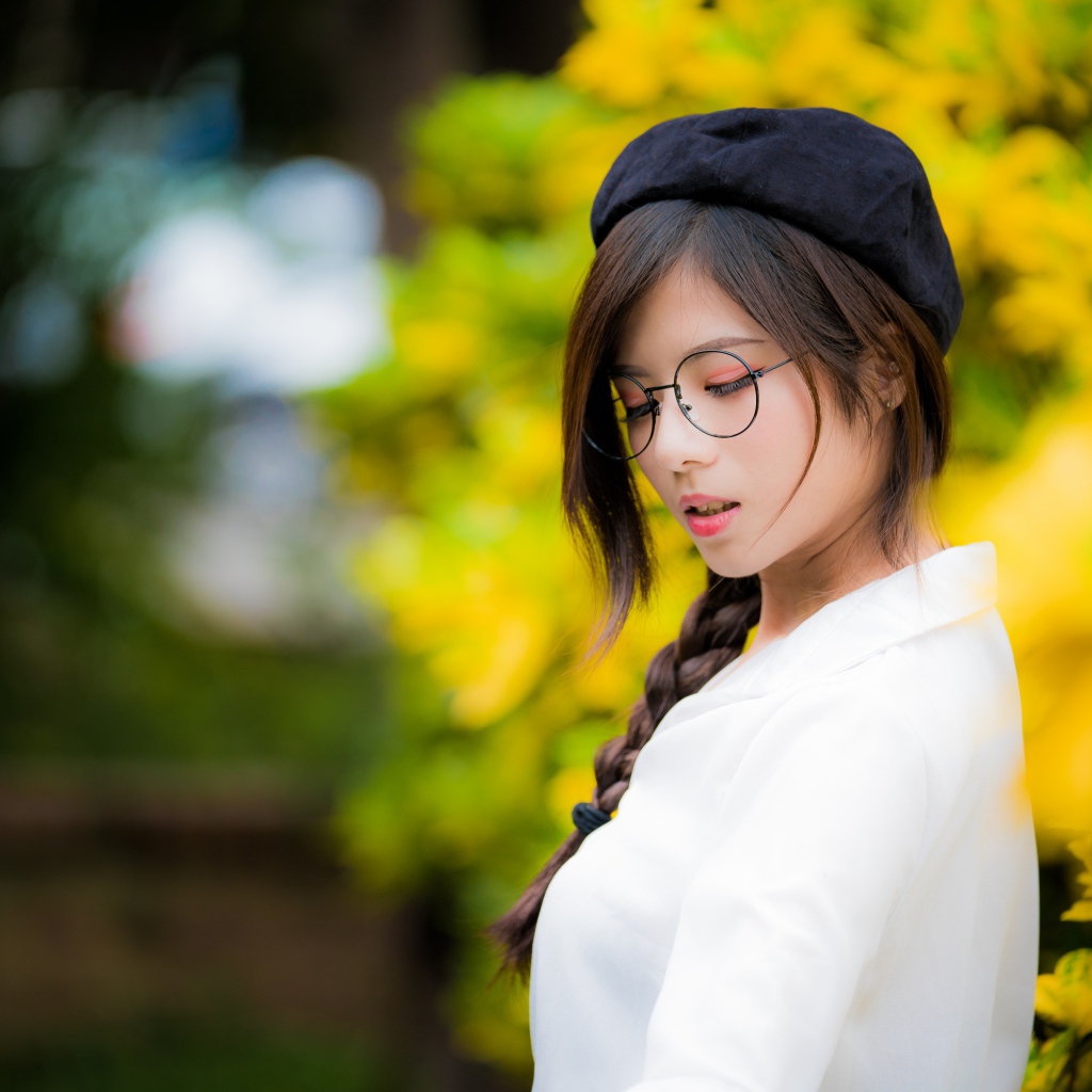 Девушка азиатка в очках и черном берете