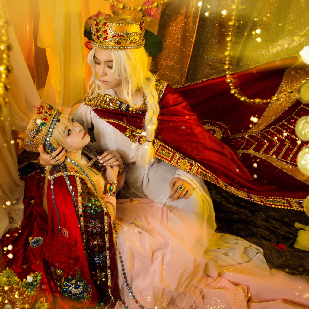 Девушки азиатки в дорогих костюмах с дорогими украшениями, косплей