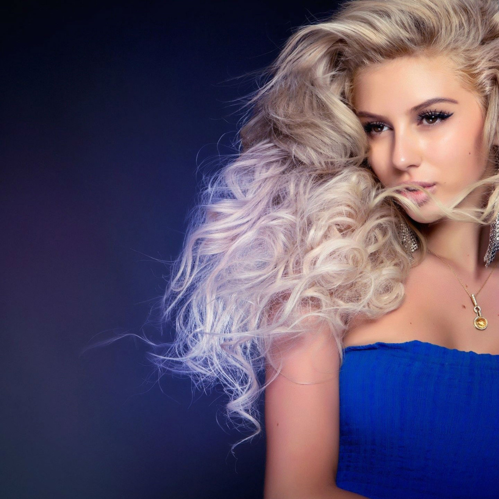 Красивая девушка блондинка в синем платье 