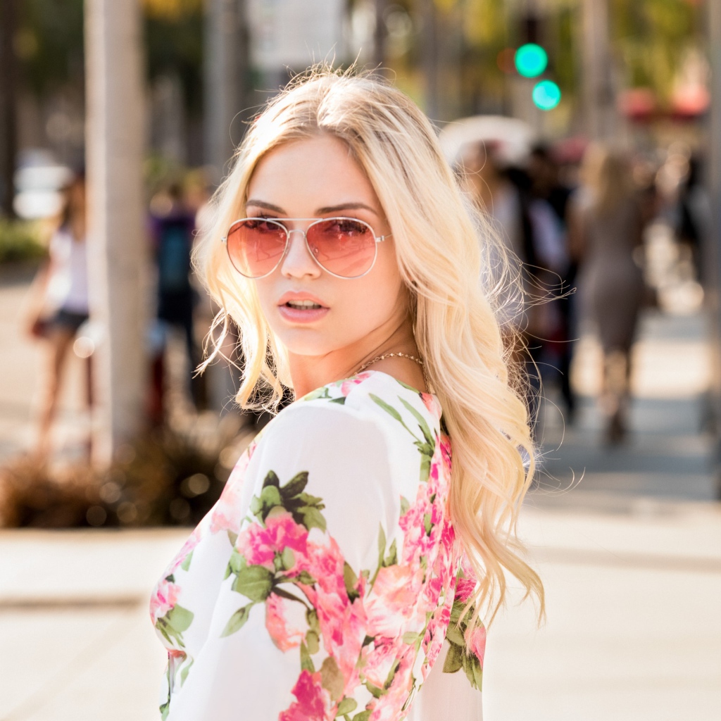 Красивая блондинка модель в солнечных очках