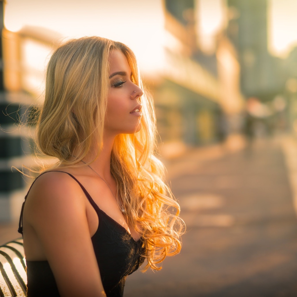 Красивая светловолосая девушка модель 