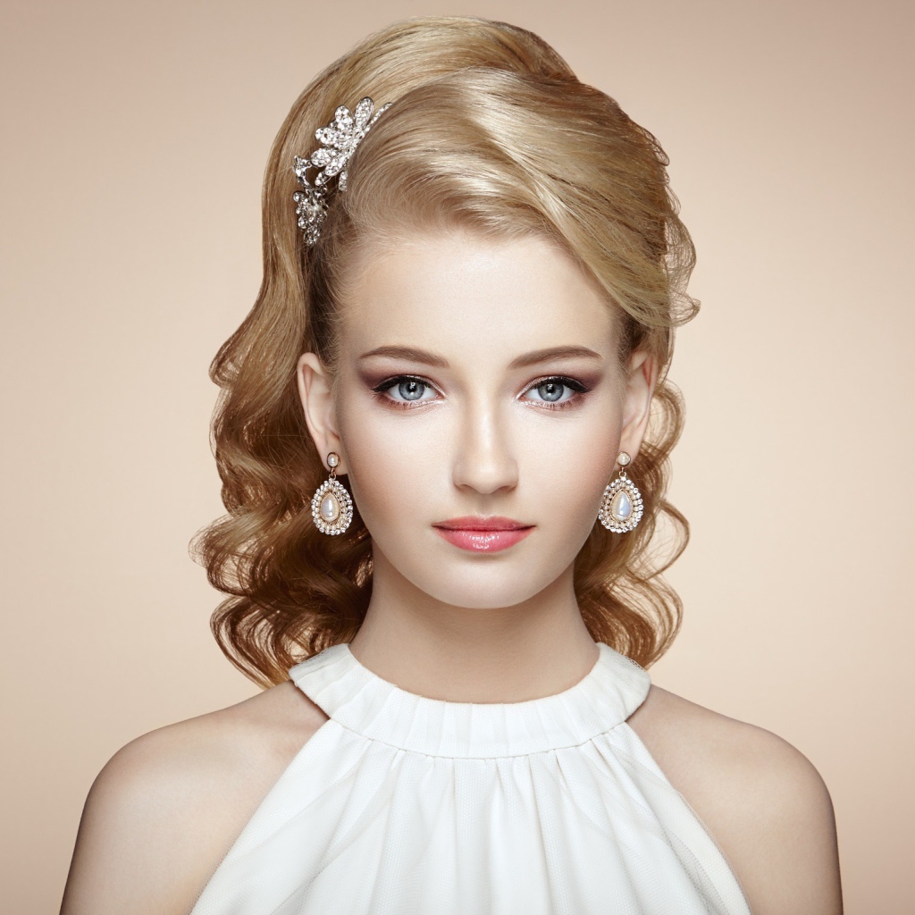 Красивая девушка блондинка с вечерней прической 