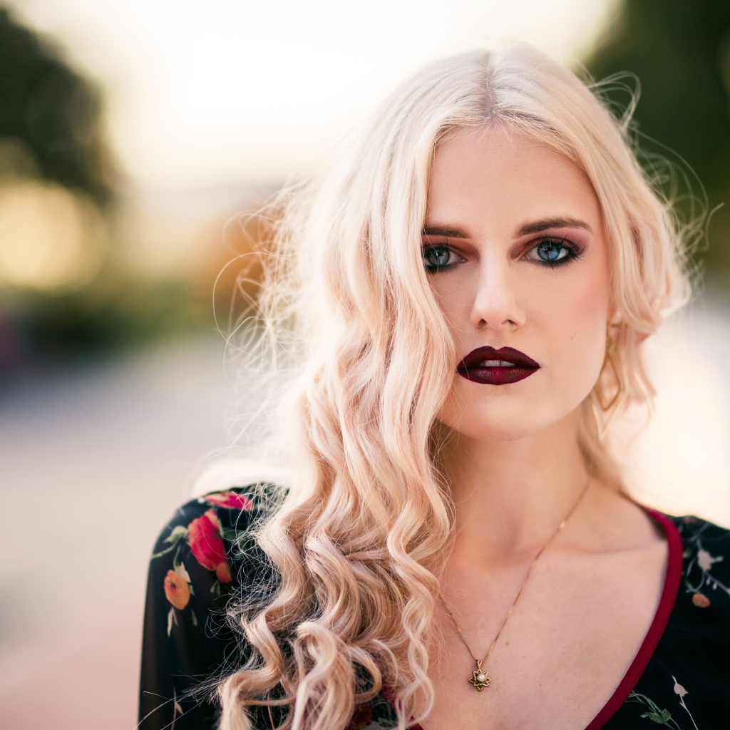 Красивая девушка блондинка с  красными губами