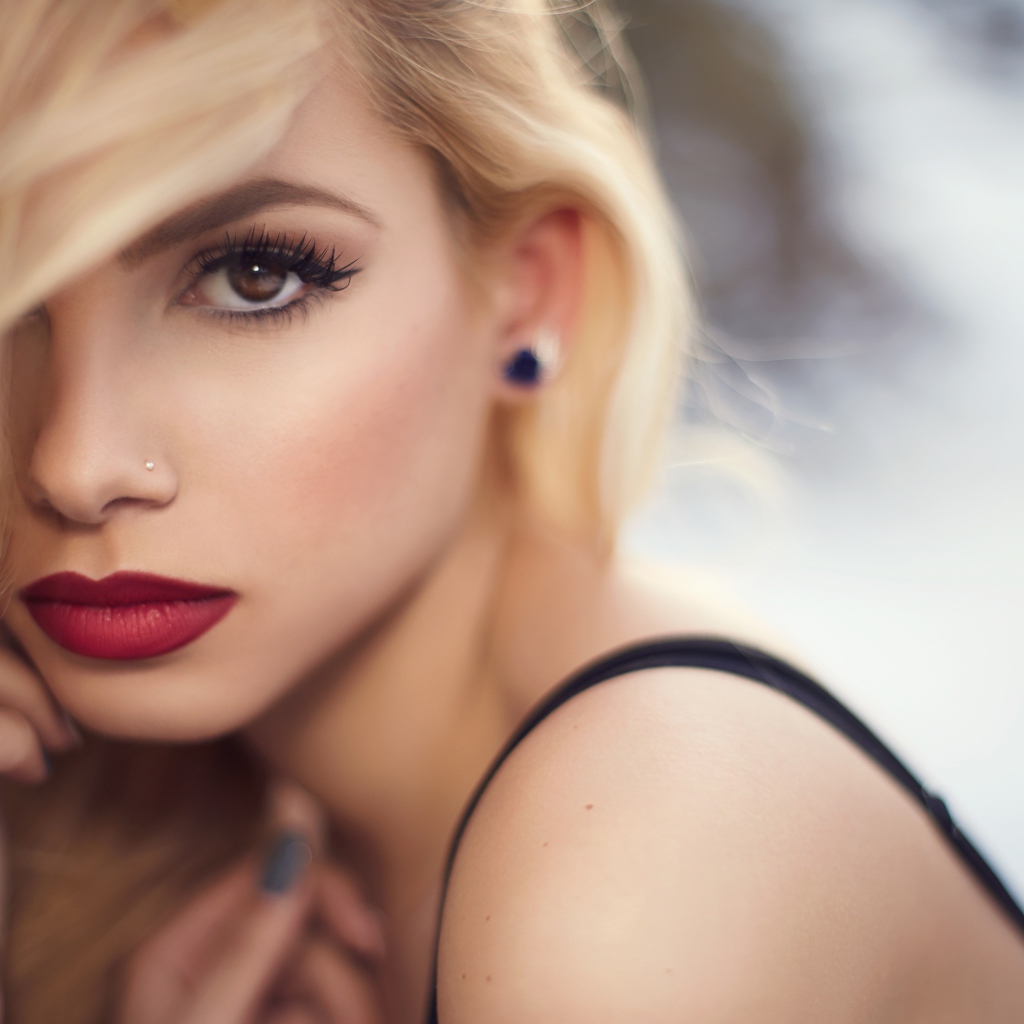 Красивая блондинка с карими глазами и красными губами