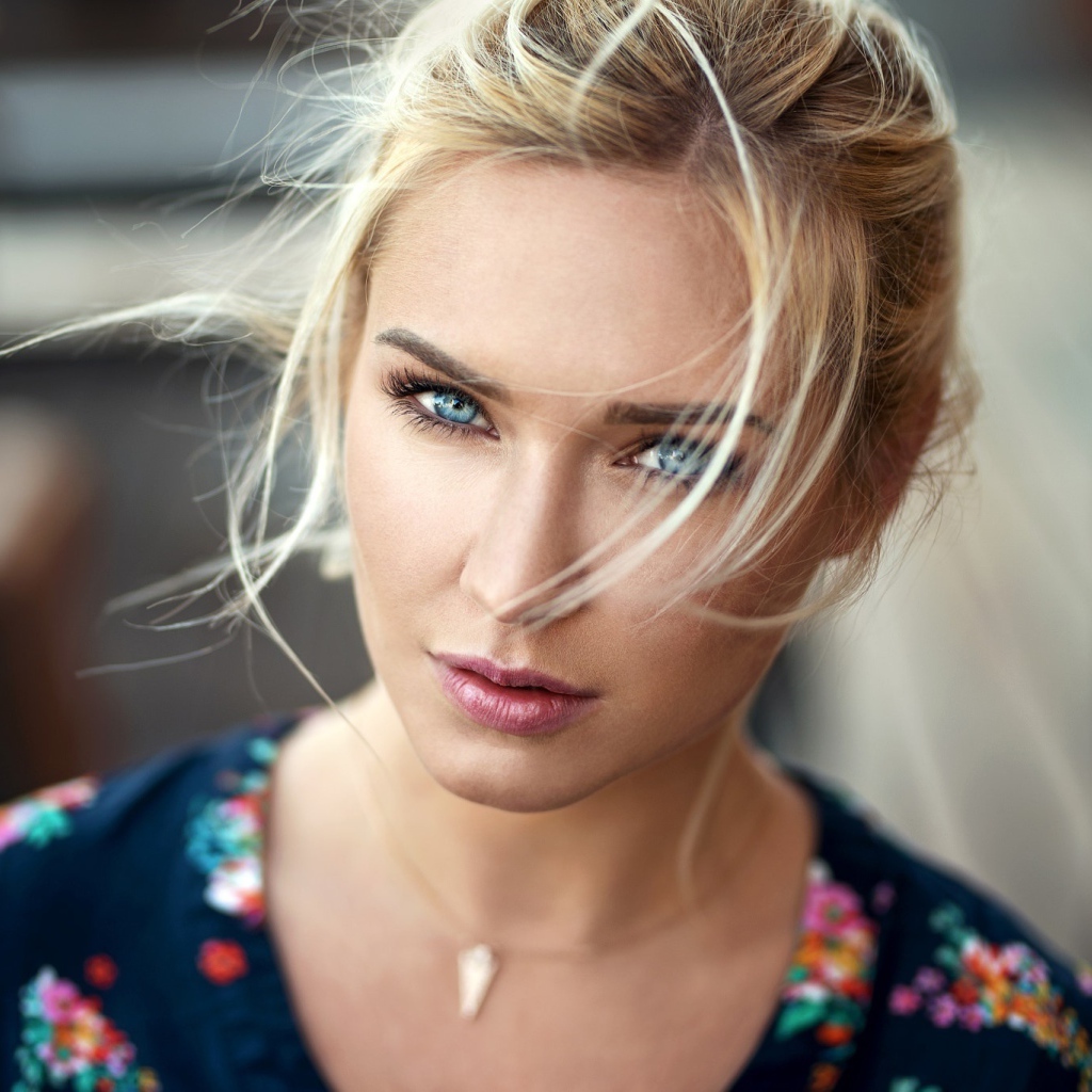 Красивая блондинка с выразительными голубыми глазами