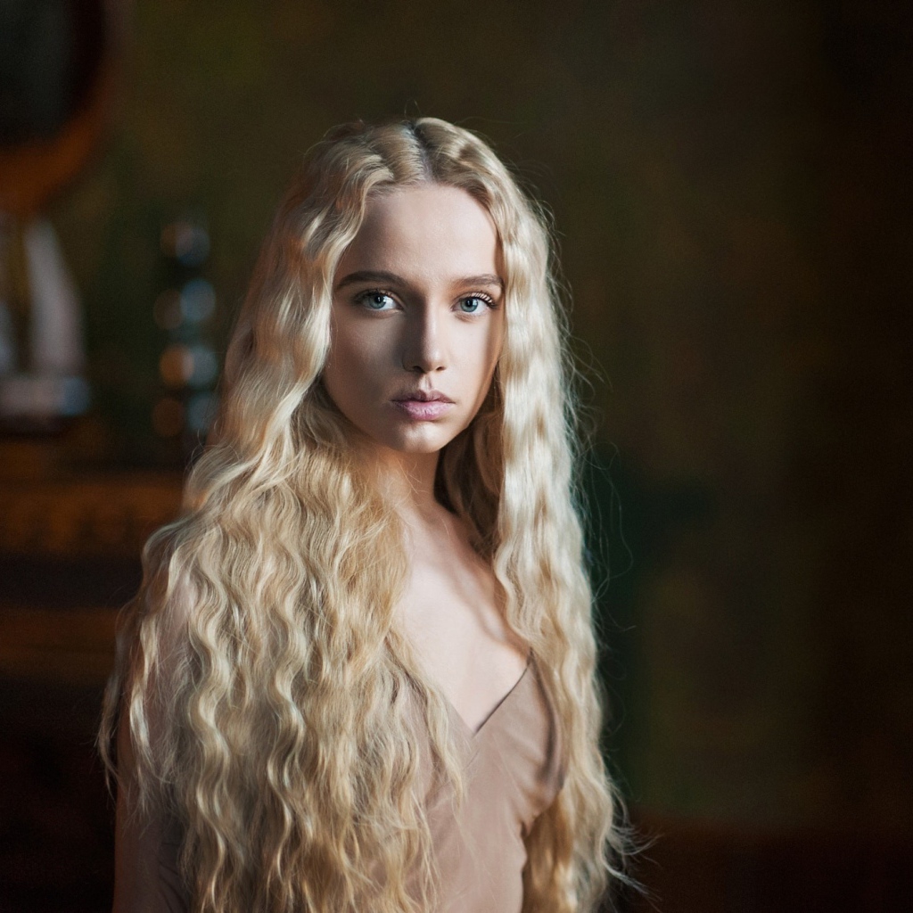 Красивая блондинка с длинными волнистыми волосами 