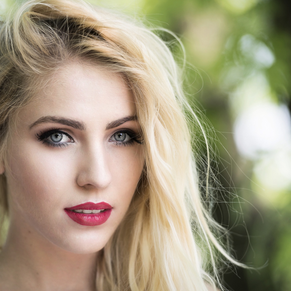 Красивая голубоглазая блондинка с красными губами 