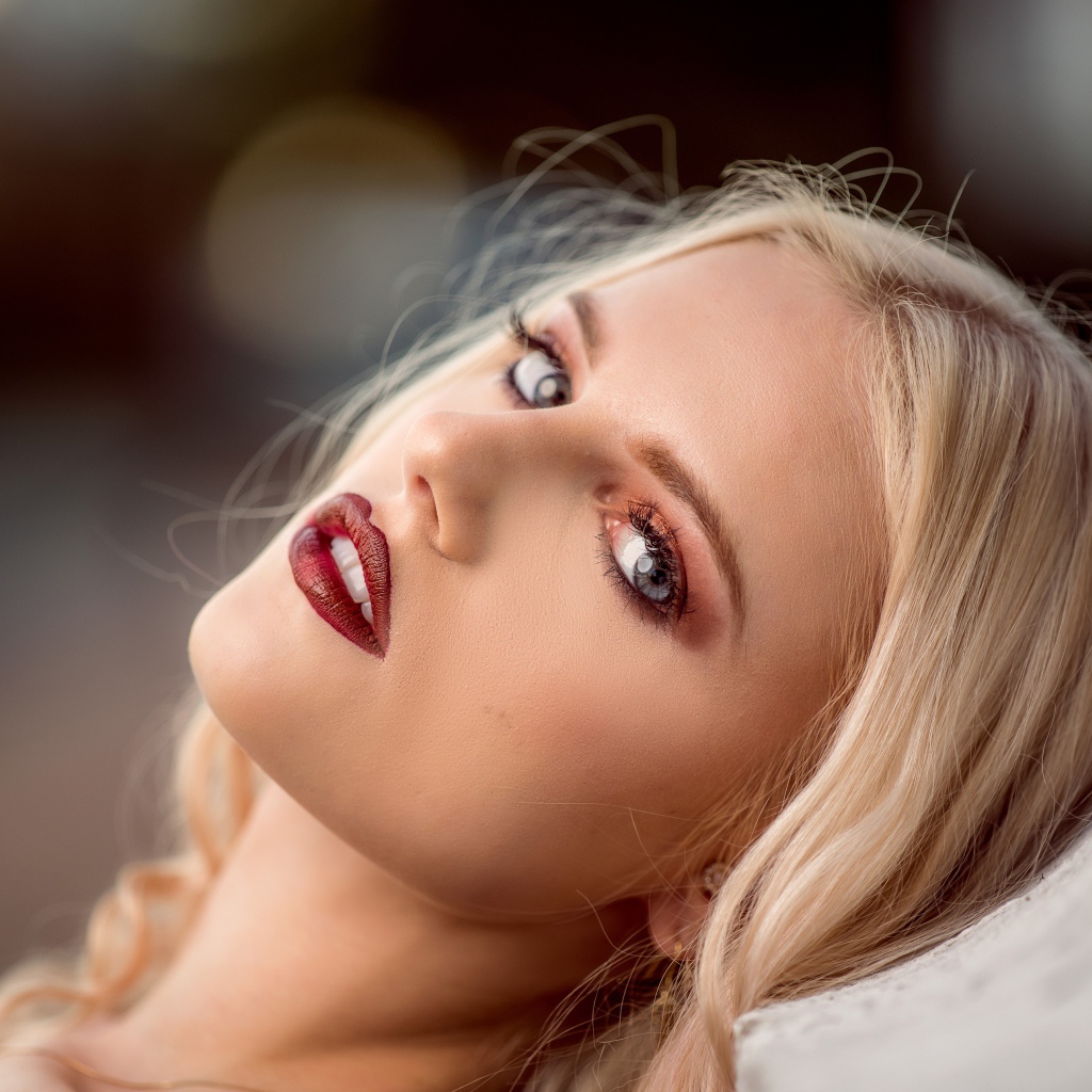 Красивая голубоглазая блондинка с красными накрашенными губами