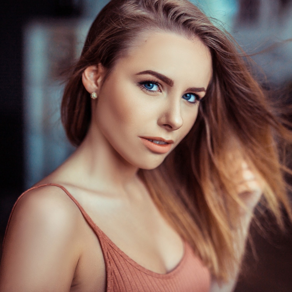 Красивая голубоглазая девушка с распущенными волосами 