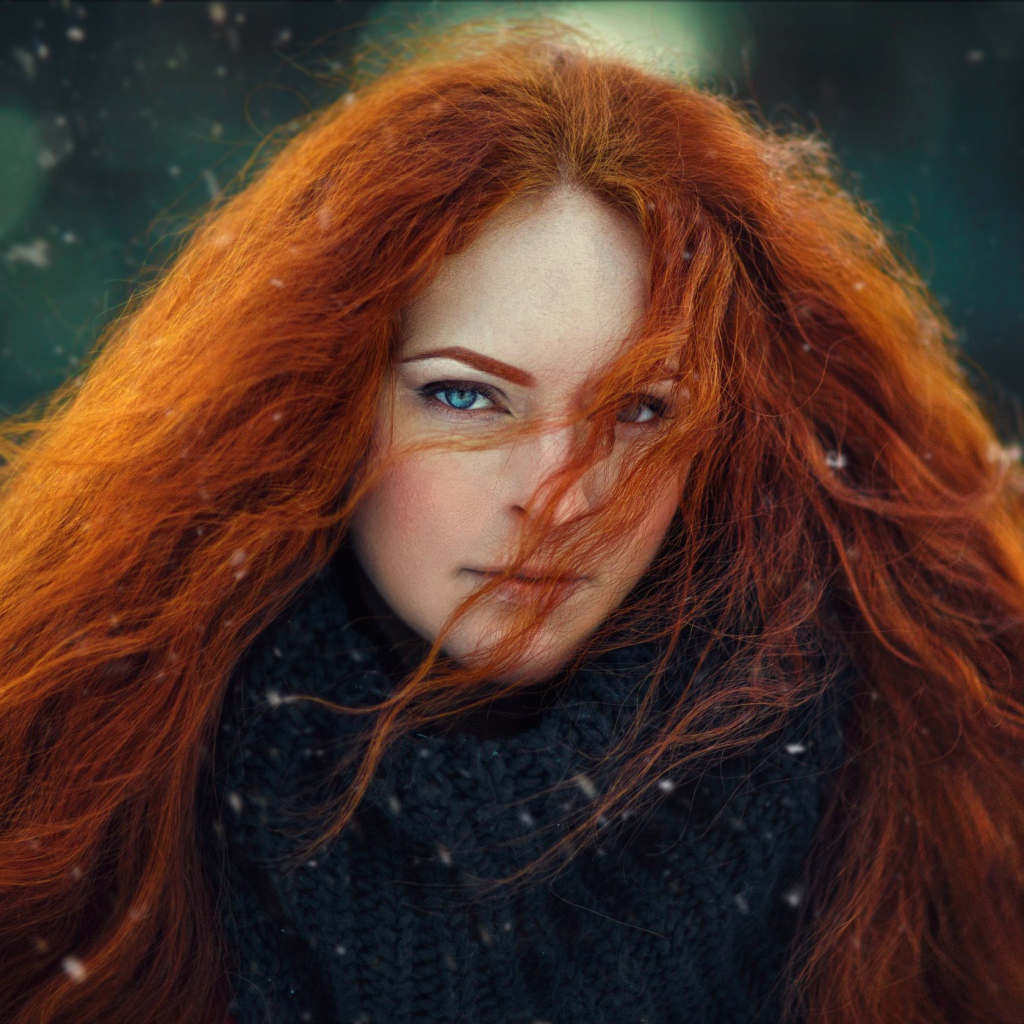 Красивая голубоглазая рыжеволосая девушка с длинными волосами