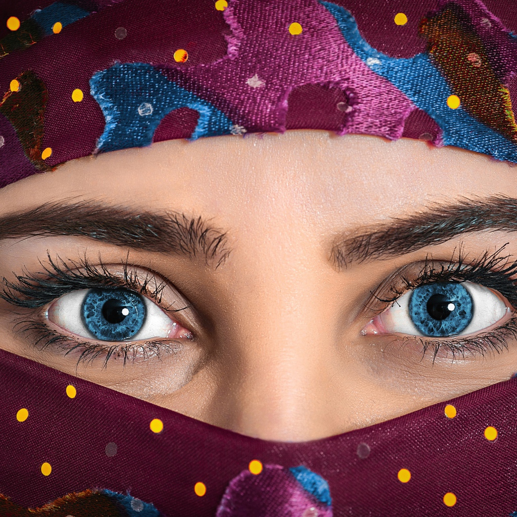 Красивые голубые глаза молодой девушки