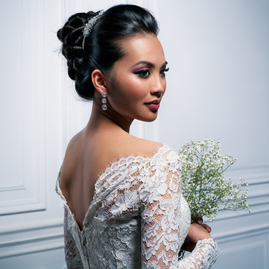 Красивая девушка невеста с белым букетом цветов в руках