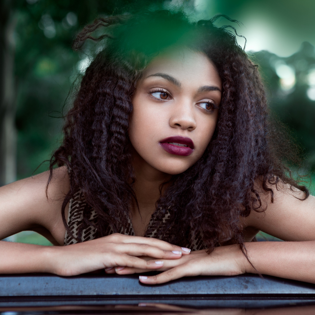 Красивая кареглазая девушка брюнетка с волнистыми волосами 