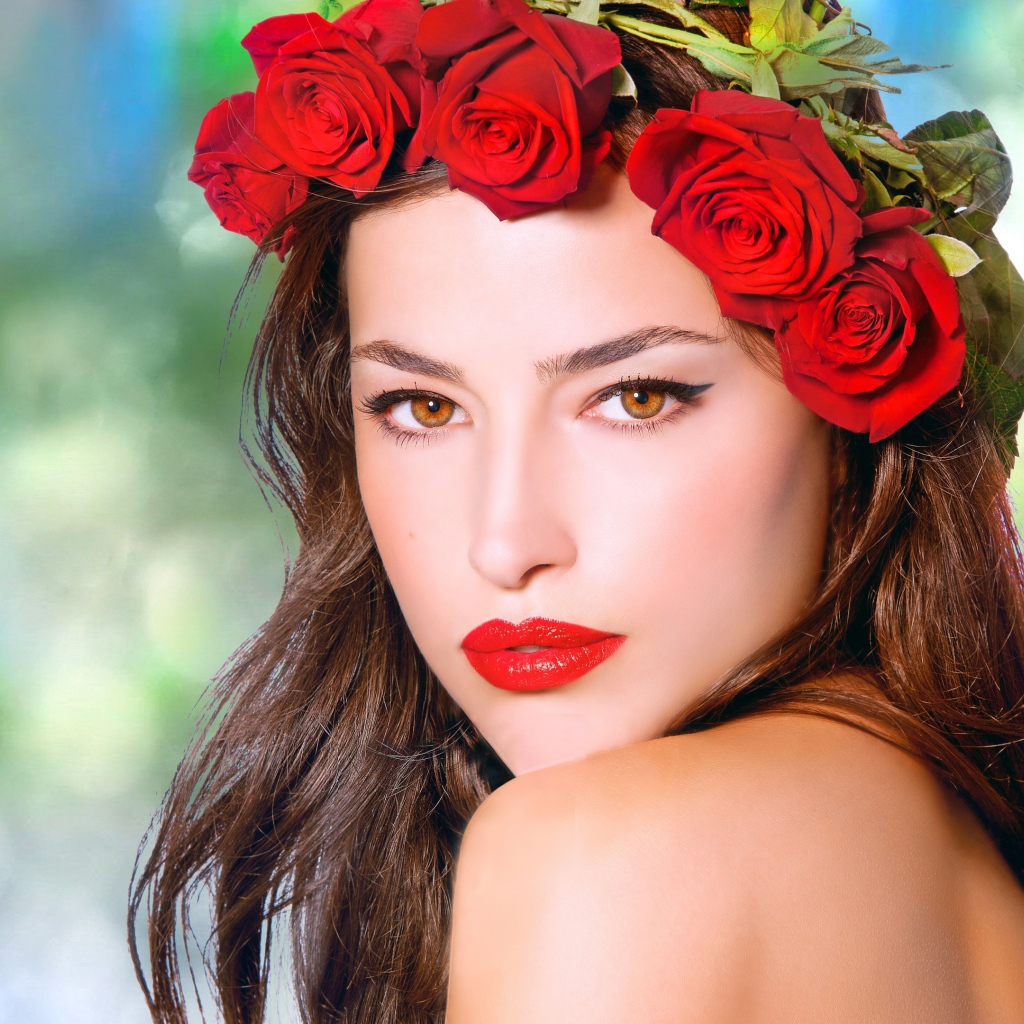Красивая кареглазая девушка с венком из красных роз 