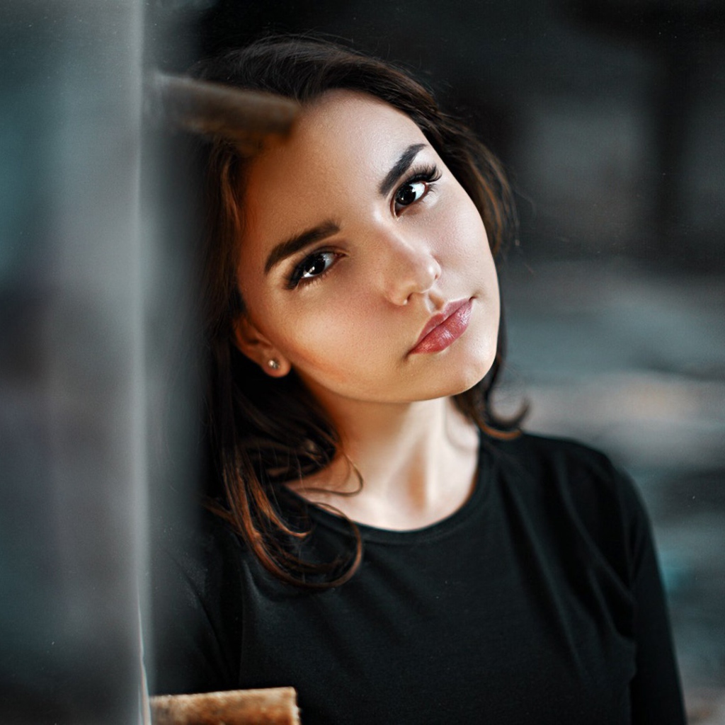 Красивая кареглазая девушка с длинными ресницами 