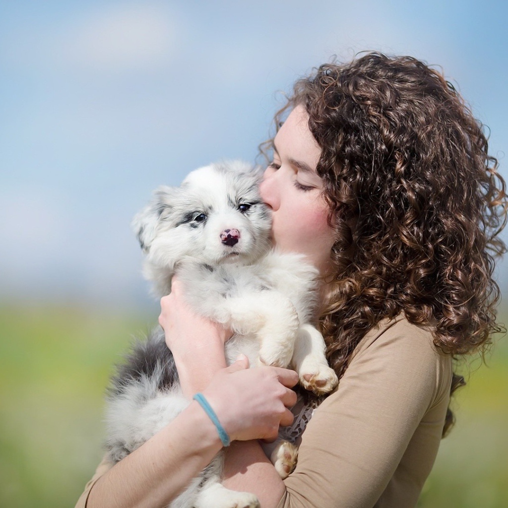 Красивая девушка брюнетка со щенком 