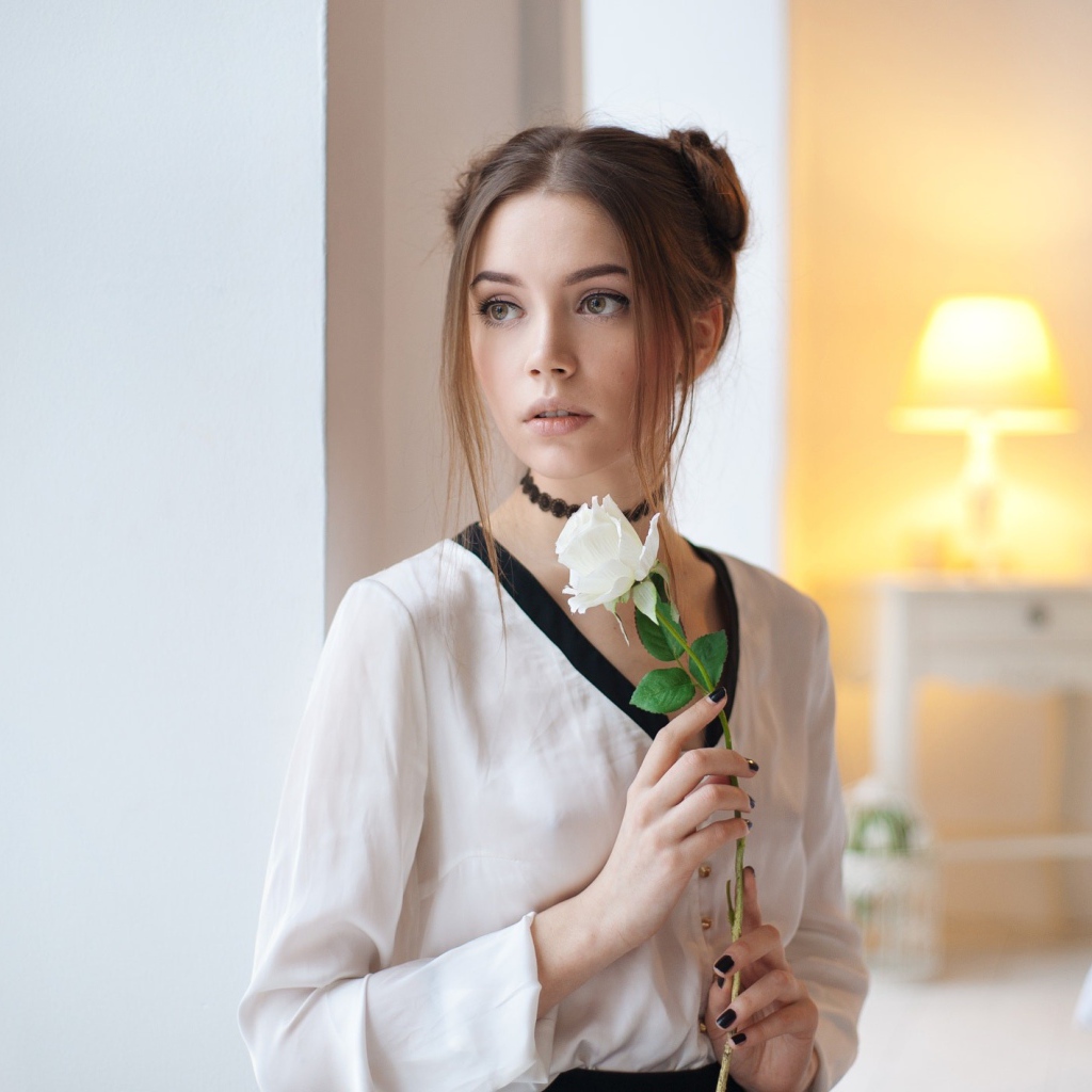 Красивая девушка брюнетка с белой розой 