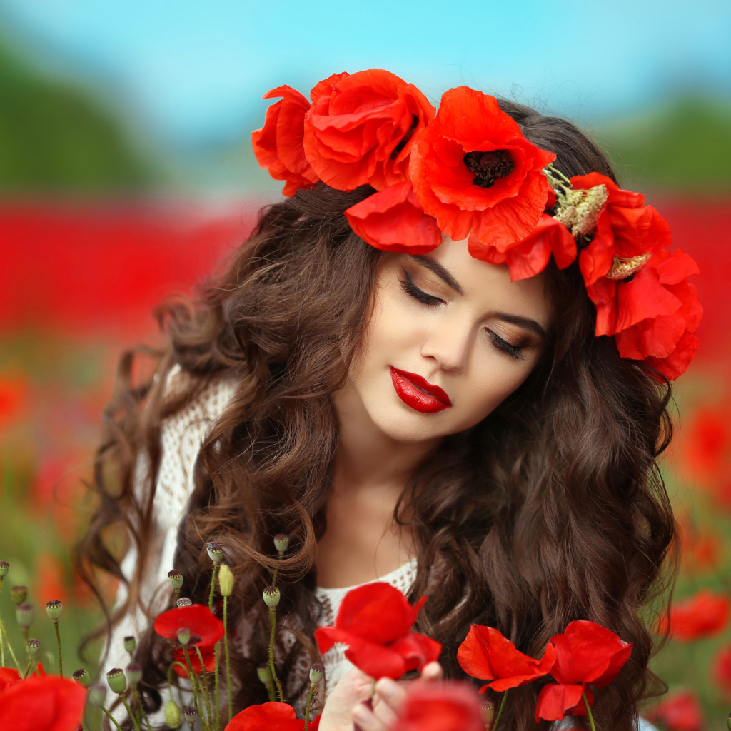 Красивая девушка шатенка с венком из красных маков на голове