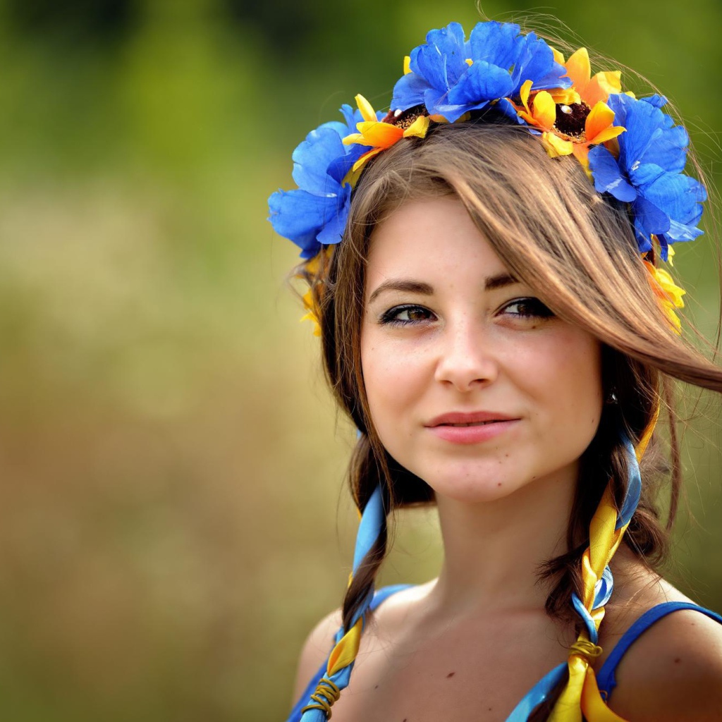 Красивая девушка брюнетка с венком на голове 