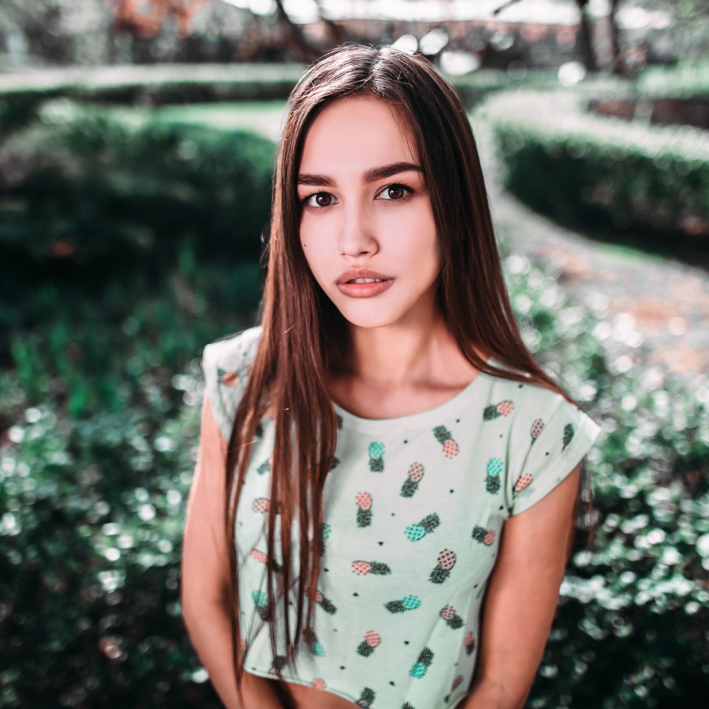 Красивая девушка брюнетка с карими глазами 