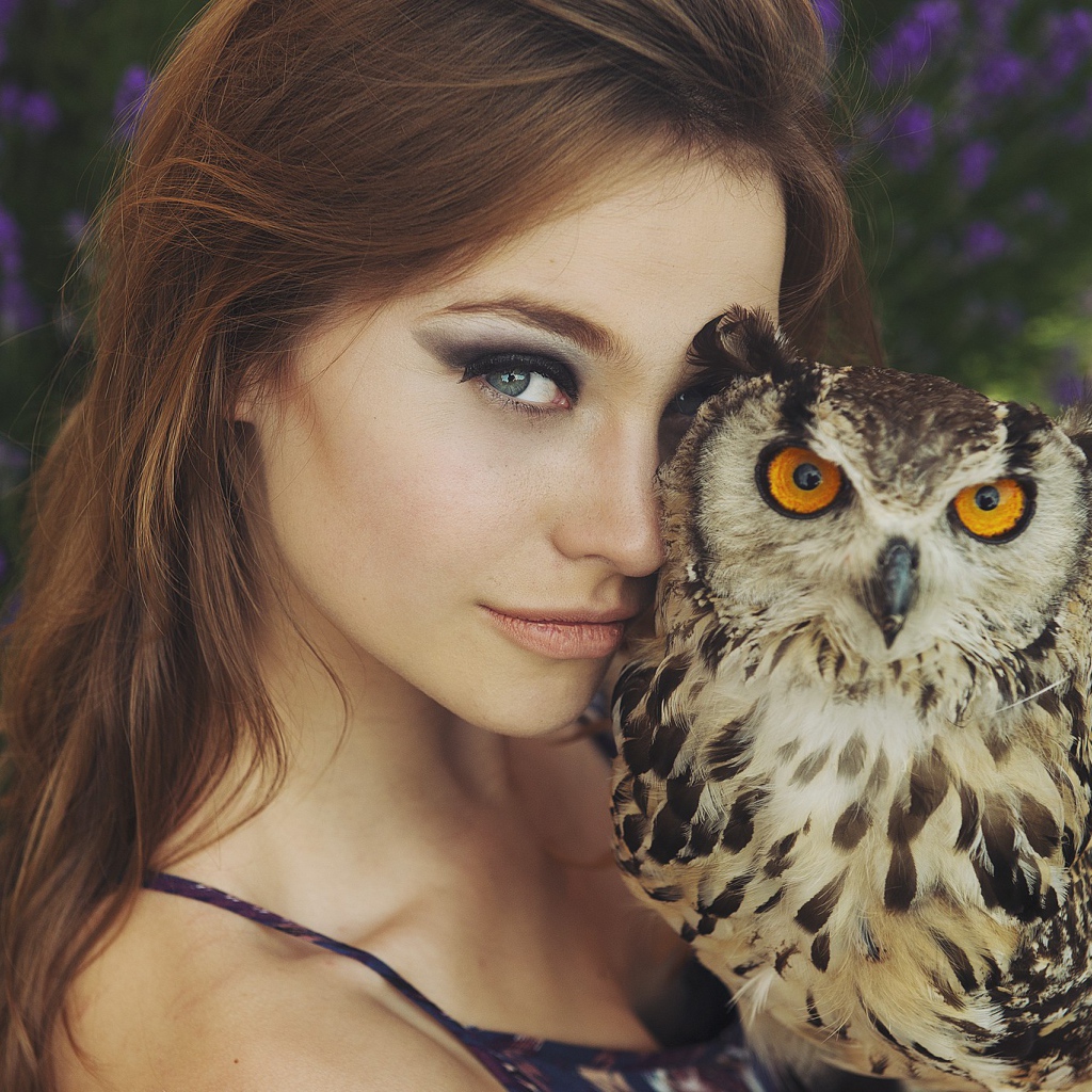 Красивая девушка брюнетка с совой 