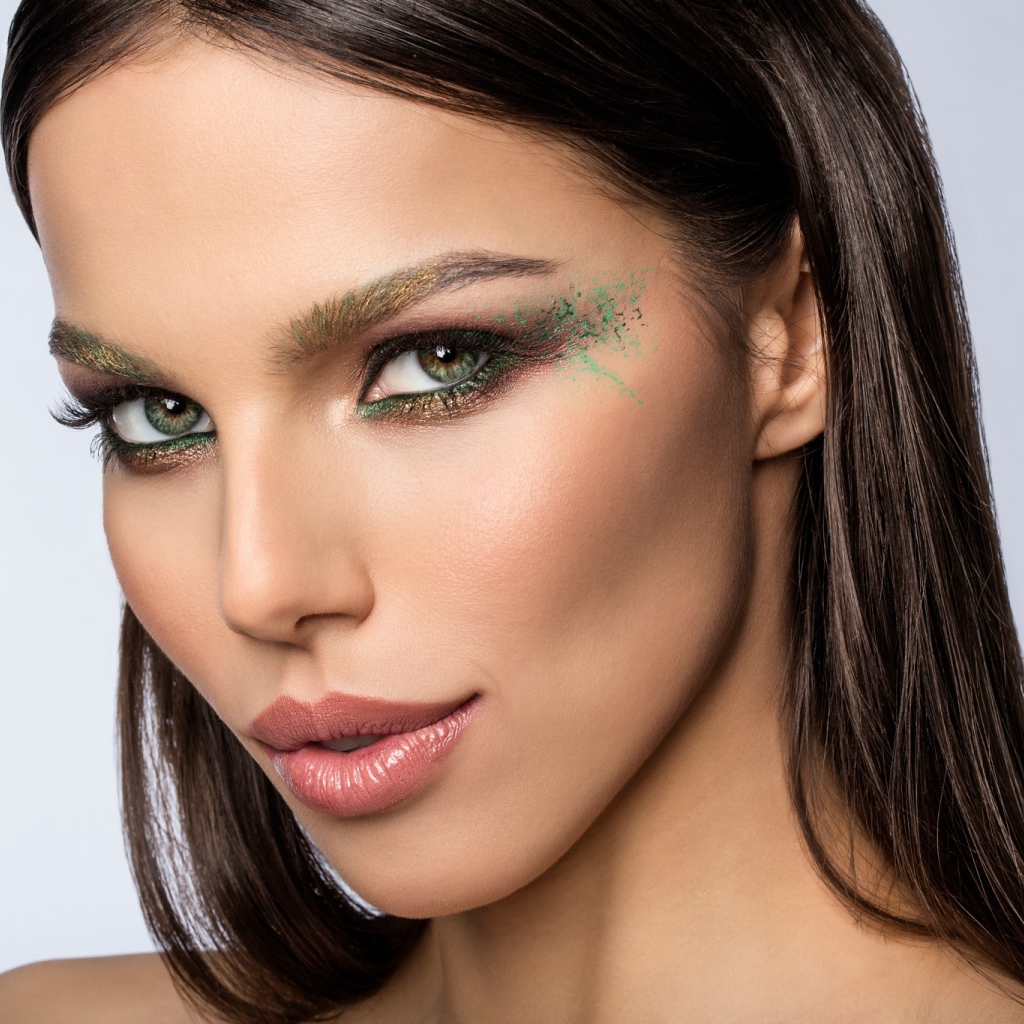 Красивая девушка брюнетка с эффектным макияжем