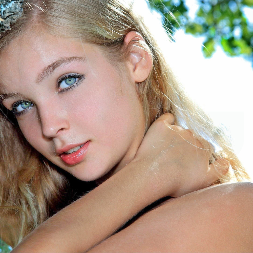 Красивая нежная голубоглазая блондинка