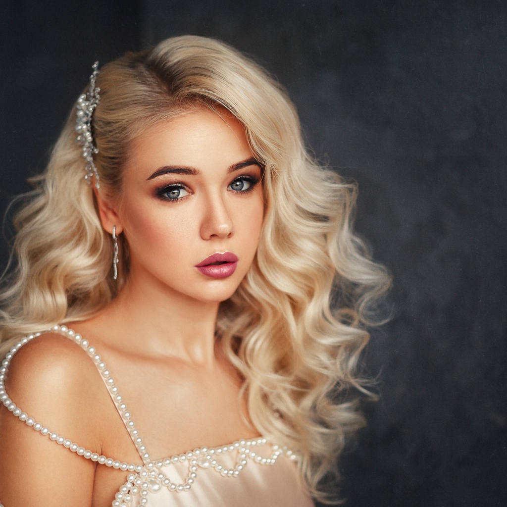 Красивая нежная девушка блондинка в красивом платье