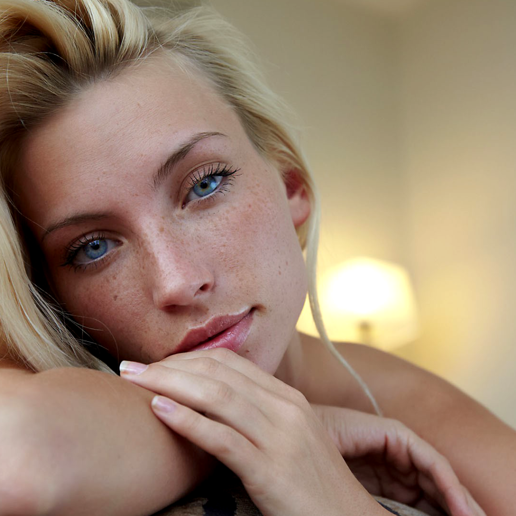 Красивая девушка блондинка с голубыми глазами 