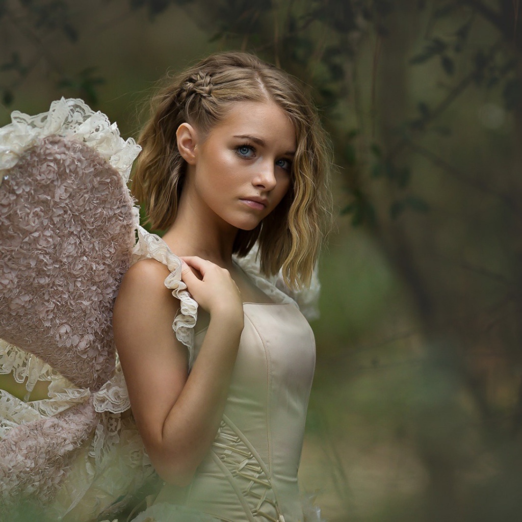 Красивая девушка в костюме с крыльями