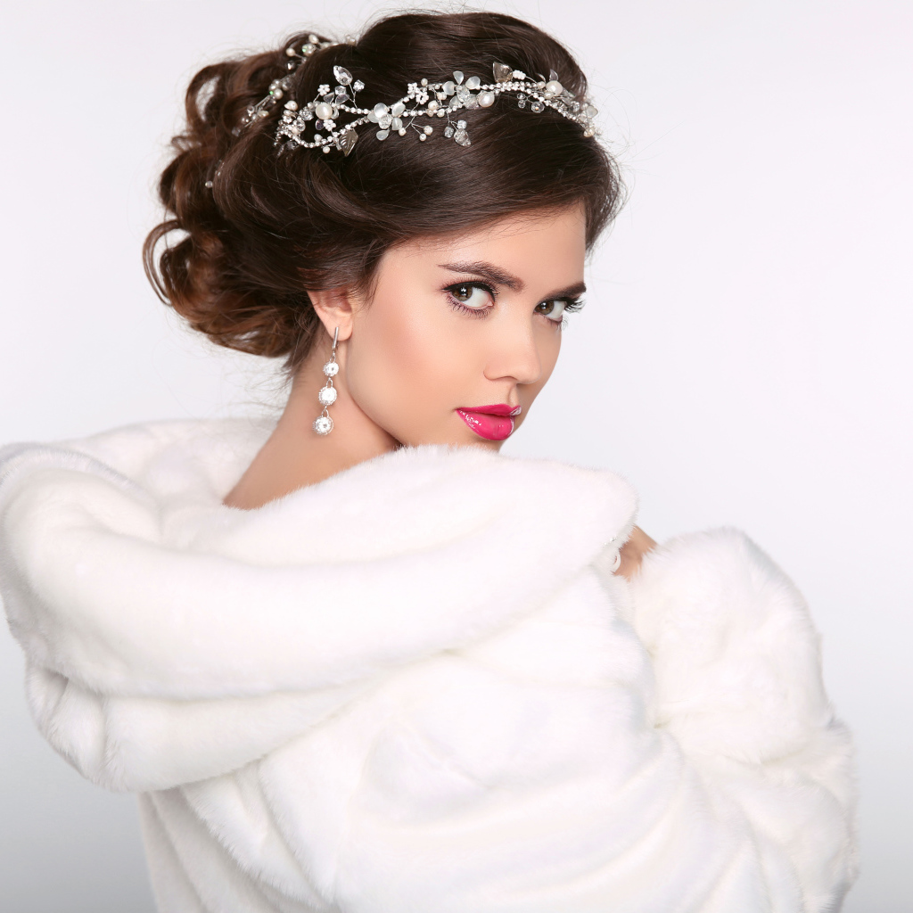 Красивая девушка в белой шубе 