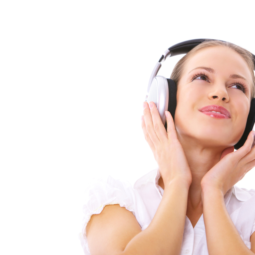 Красивая девушка в больших наушниках 