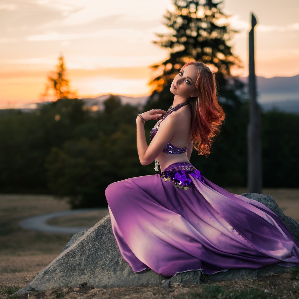 Красивая девушка в фиолетовом восточном наряде 