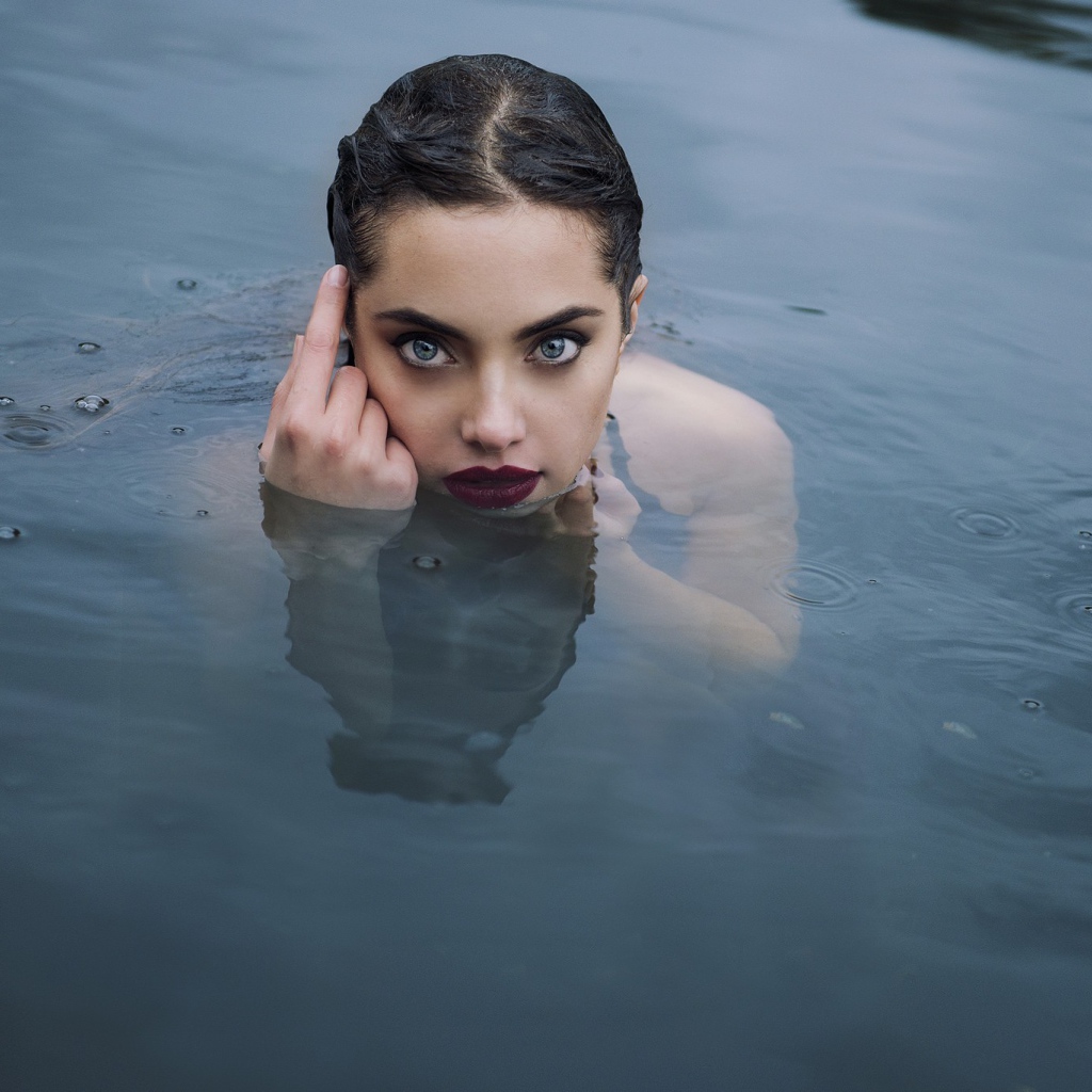 Красивая девушка русалка в воде 