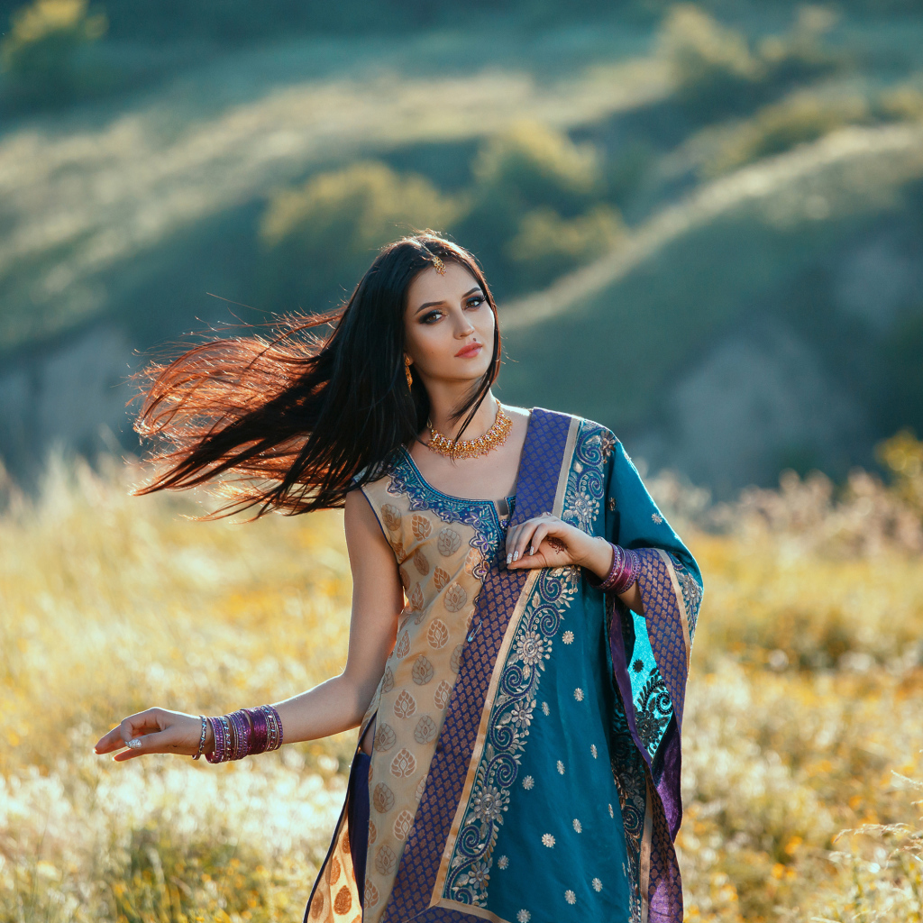 Красивая девушка модель в индийском сари