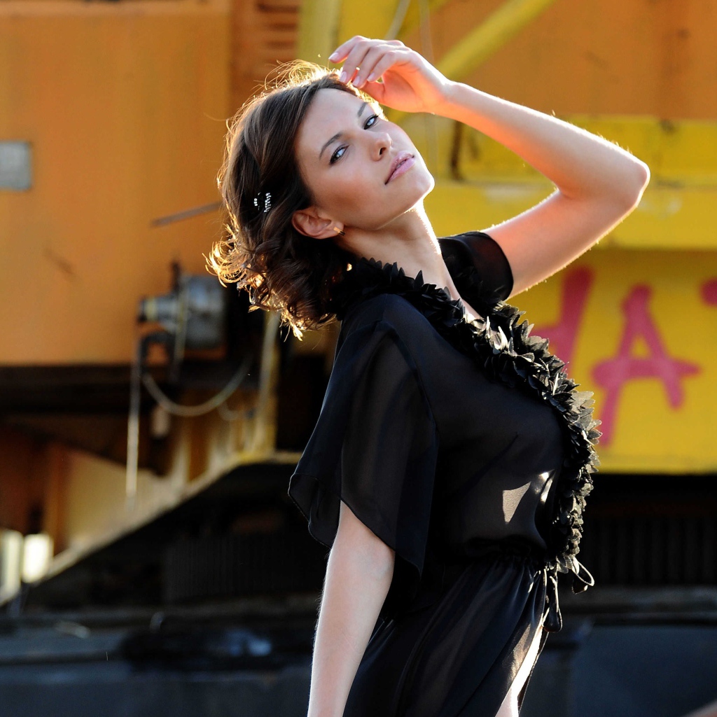 Красивая девушка модель в черном платье