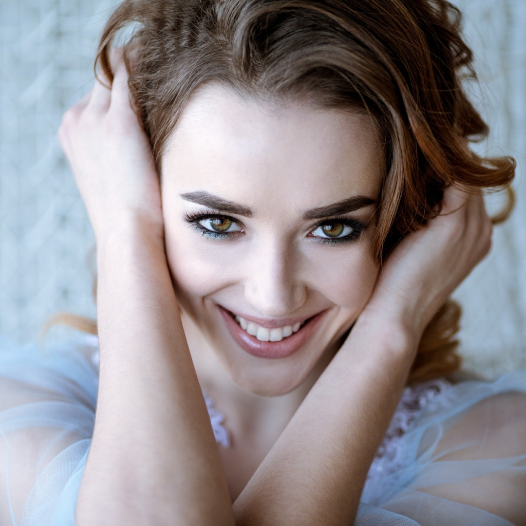 Красивая девушка модель с красивой улыбкой