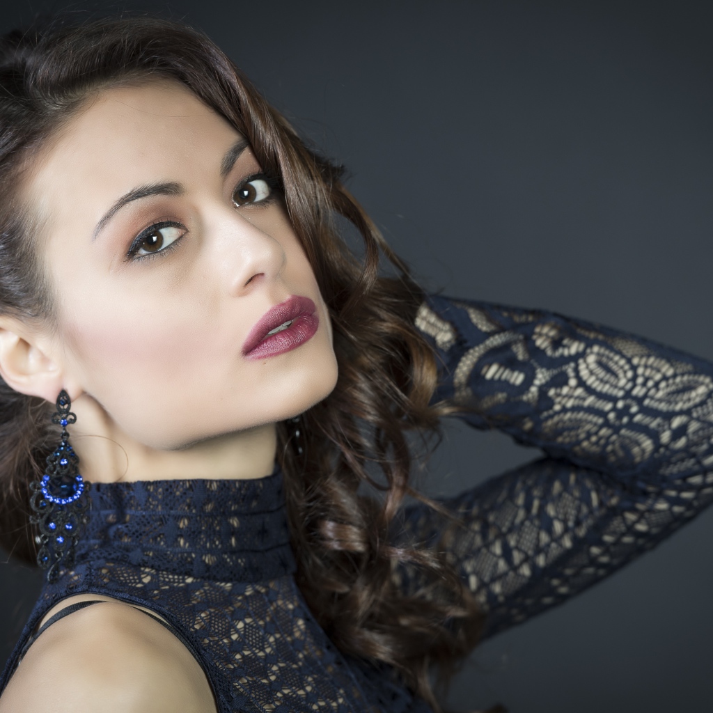 Красивая девушка модель с карими глазами 