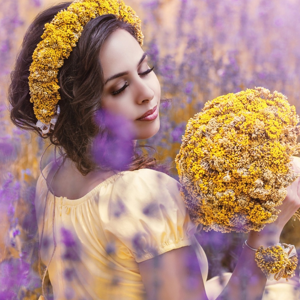 Красивая девушка с букетом желтых полевых цветов 