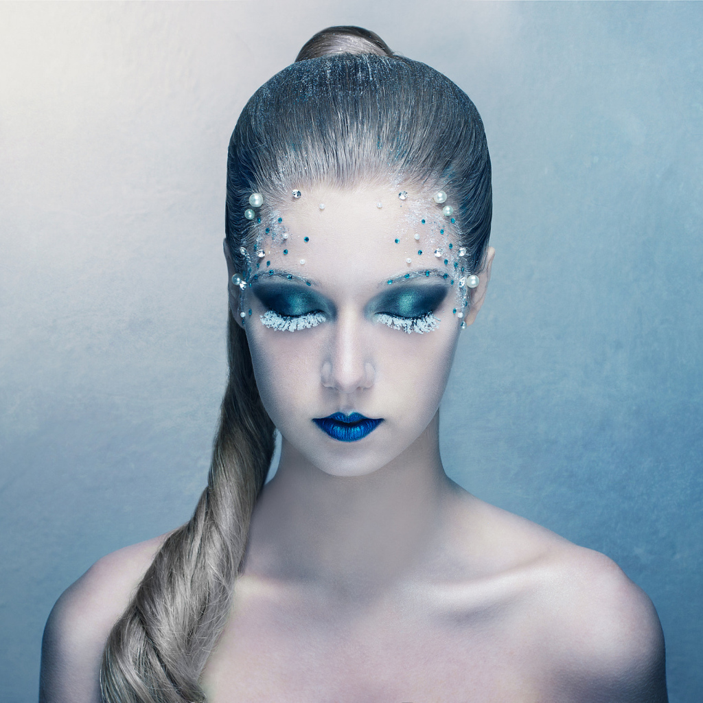 Красивая девушка с фантастическим синим макияжем