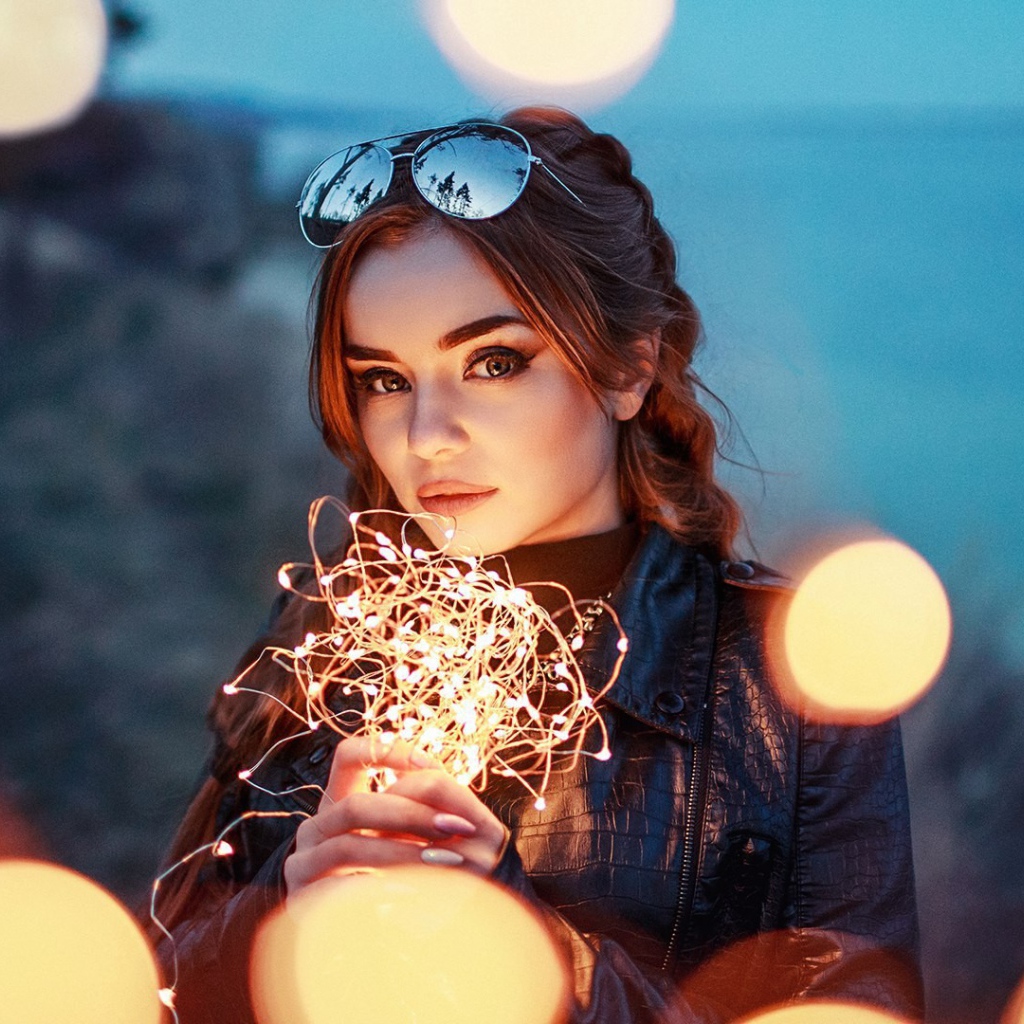 Красивая девушка с включенной гирляндой 