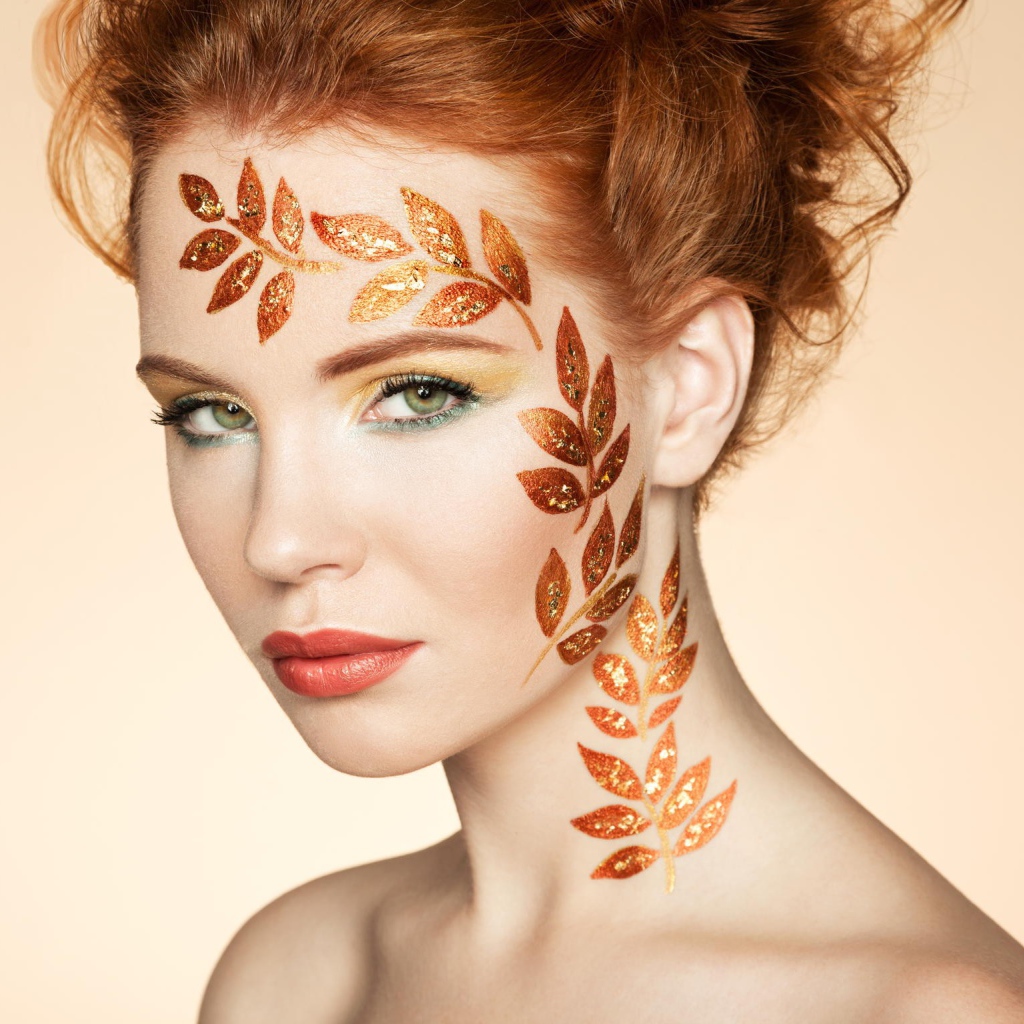 Красивая девушка с рисунком на лице 