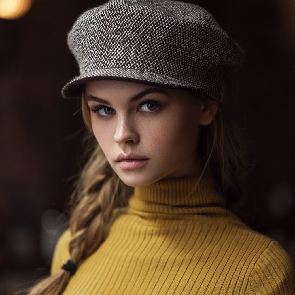 Красивая девушка с косой в кепке