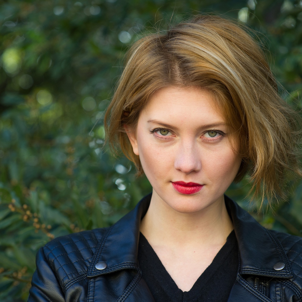 Красивая девушка с короткой стрижкой в кожаной куртке