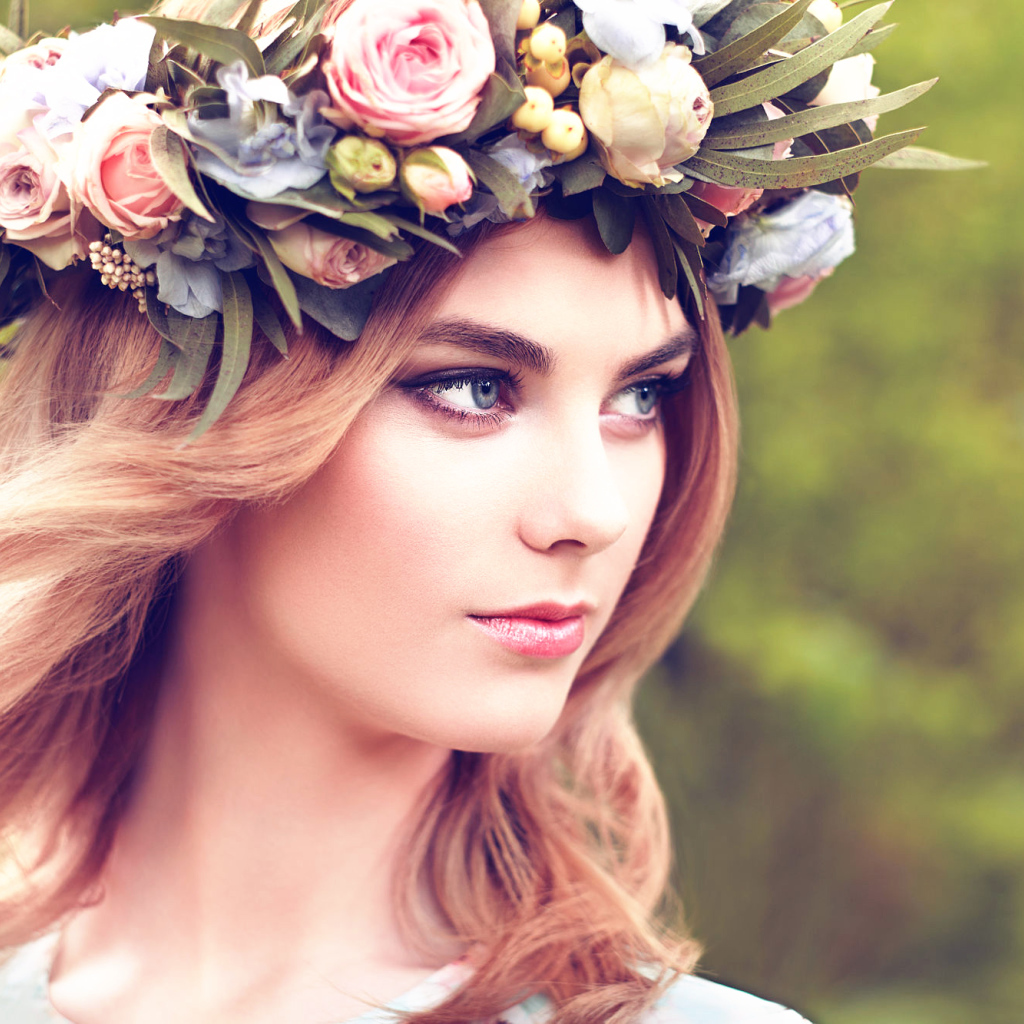 Красивая девушка с венком из цветов на голове 