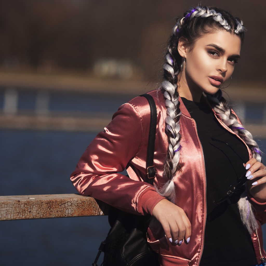 Красивая девушка с косами на голове