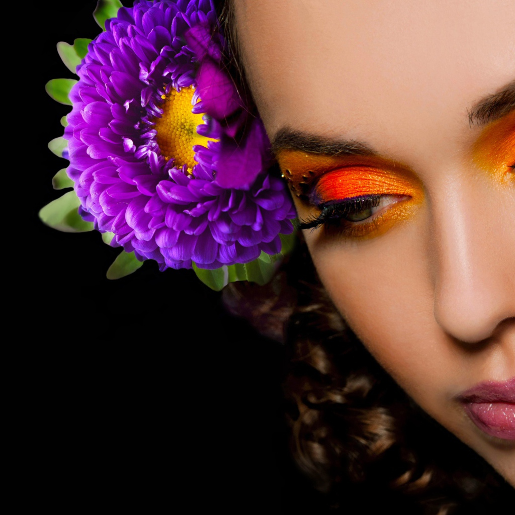Красивая девушка с ярким макияжем 